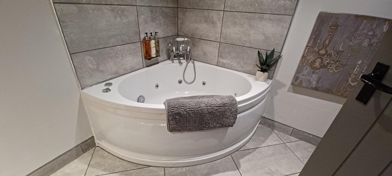 Dragon's Retreat 2 Bedroom Apartment Harrogate